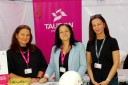 Trzy pracowniczki obsługujące stoisko przedsiębiorstwa Tauron Dystrybucja