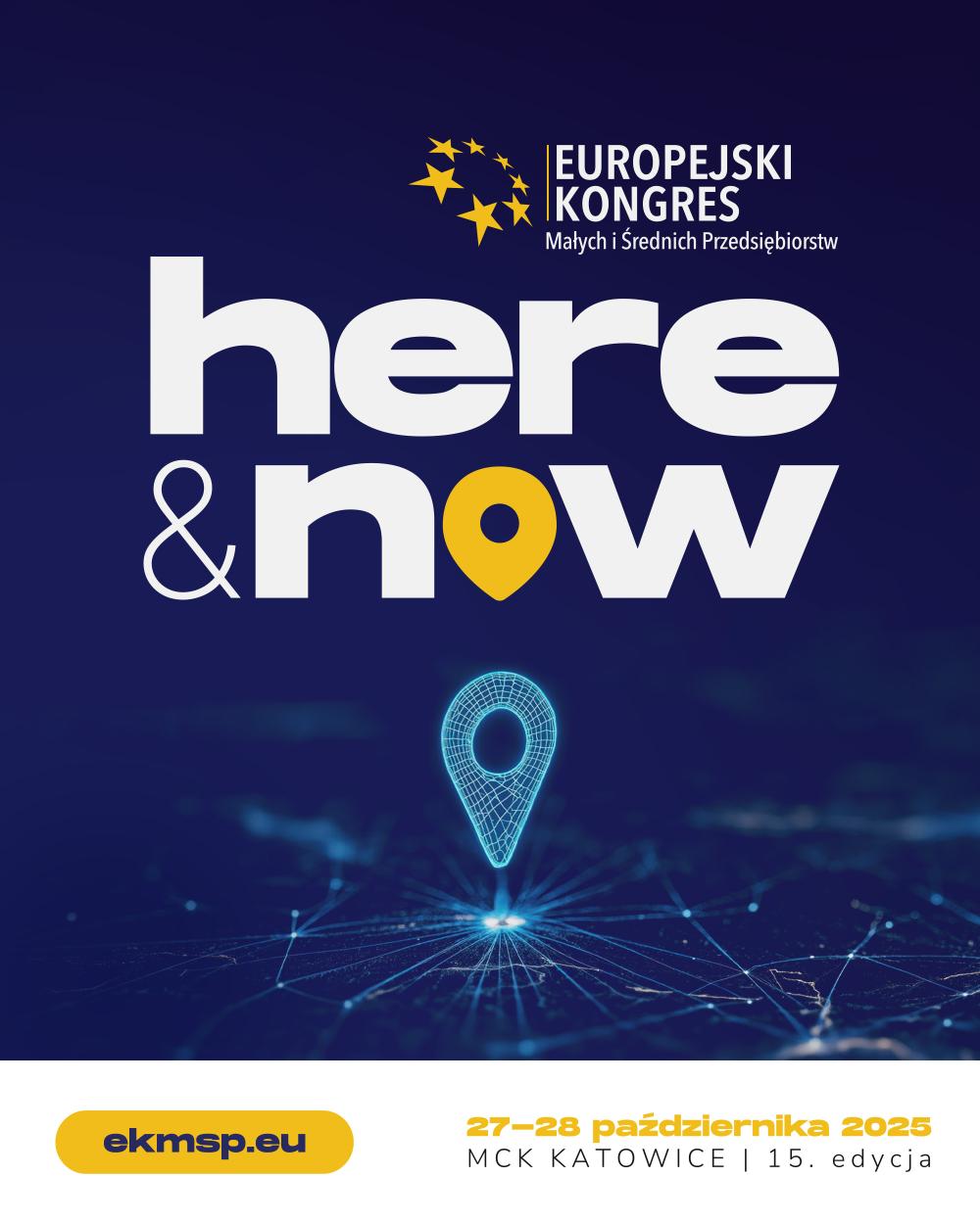 Plakat jest w kolorze niebieskim, w dolnej jego części znajduje się  biały pasek, na tle którego jest pogrubiona, w kolorze żółtym  informacja z datą wydarzenia to jest 27-28 października 2025 r. Dodatkowo umieszczona jest  informacja w kolorze czarnym z miejscem wydarzenia MCK Katowice czyli Międzynarodowe Centrum Kongresowe w Katowicach oraz informacją o 15 edycji  tego wydarzenia.  W lewym, dolnym  rogu w żółtym okręgu  granatowa pogrubioną czcionką  został umieszczony adres strony internetowej:  https://ekmsp.eu/ który  jest odnośnikiem  do całości wydarzenia. Na środku plakatu białą, większą czcionką, drukowanymi literami została napisana nazwa Europejski Kongres, poniżej literami pisanymi Małych i Średnich Przedsiębiorstw. Obok nazwy wydarzenia znajduje się  logotyp  Europejskiego Kongresu Europejskiego siedem żółtych gwiazdek. Na środku plakatu znajduje się  dużą czcionką, biało żółty, pogrubiony napis Here and Now czyli tytuł nawiązujący do obecnej edycji kongresu. Pod tytułem znajduje się niebieski  obrazek pinezka jako symbol lokalizacji.
